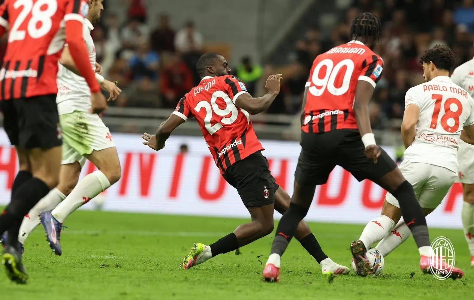 问鼎- 欧联转会期走向成谜,米兰奥林匹亚内部沟通,管理层满意,身体对抗强度拉满