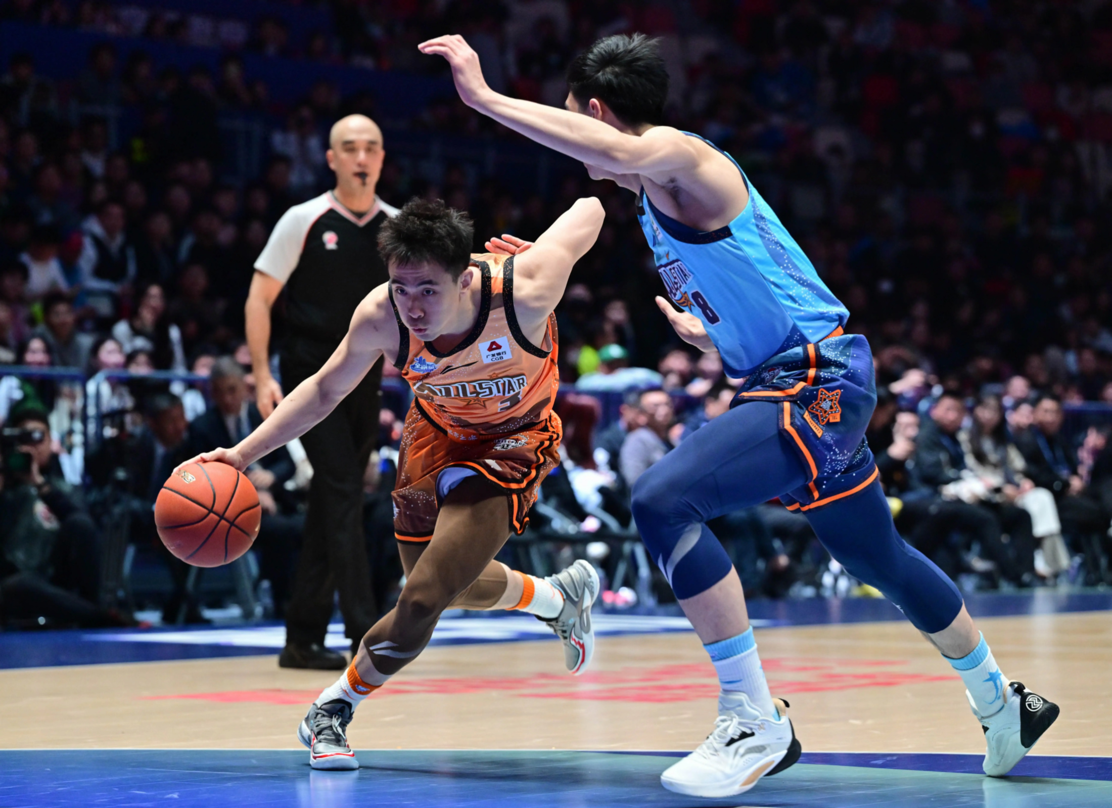 问鼎-深圳男篮迎NBA常规赛关键赛，今晨扳平良机，媒体盛赞，更衣室氛围转暖的简单介绍