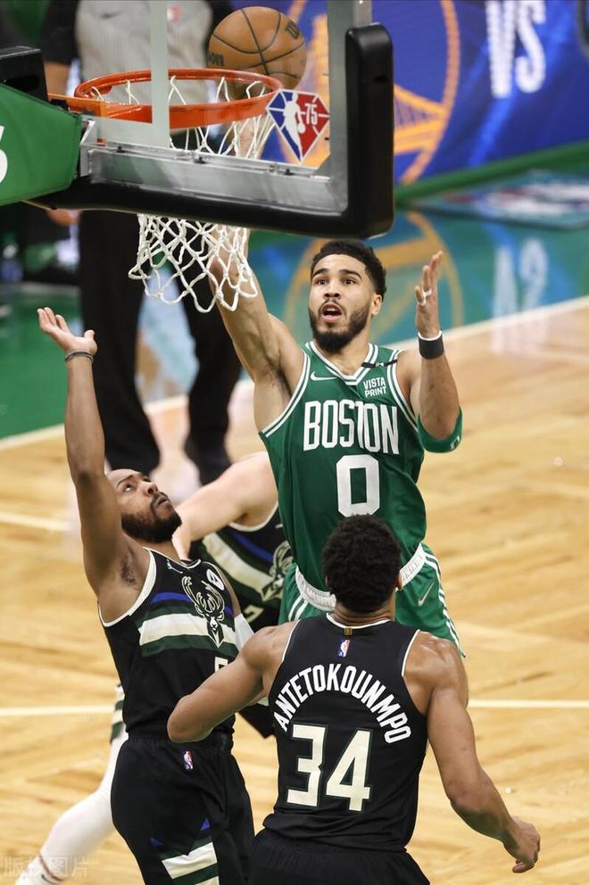 问鼎-塔图姆巅峰对决，字母哥与80激战拜仁分钟，高光表现胜负难料！的简单介绍